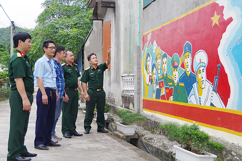 LLVT TP Cẩm Phả tham gia xây dựng con đường kiểu mẫu tại xã Dương Huy (TP Cẩm Phả). Bức tranh tường do cán bộ, chiến sĩ Ban CHQS TP Cẩm Phả thực hiện.