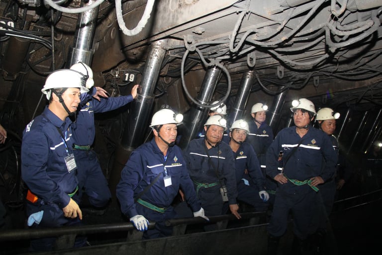 Lãnh đạo Tập đoàn TKV và Công ty than Dương Huy thăm công trình  Phân xưởng khai thác 8 cũng đã hoàn thành công trình chào mừng Đại hội đảng các cấp “ Đào thượng tháo giàn CGH11-7, vì Neo, L120m. 