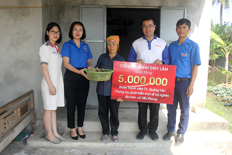 Công ty TNHH Honda Thủy Lâm trao tặng gia đình bà Vũ Thị Hậu, thôn 2, Tiền Phong 100 con gà giống và kinh phí thức ăn chăn nuôi