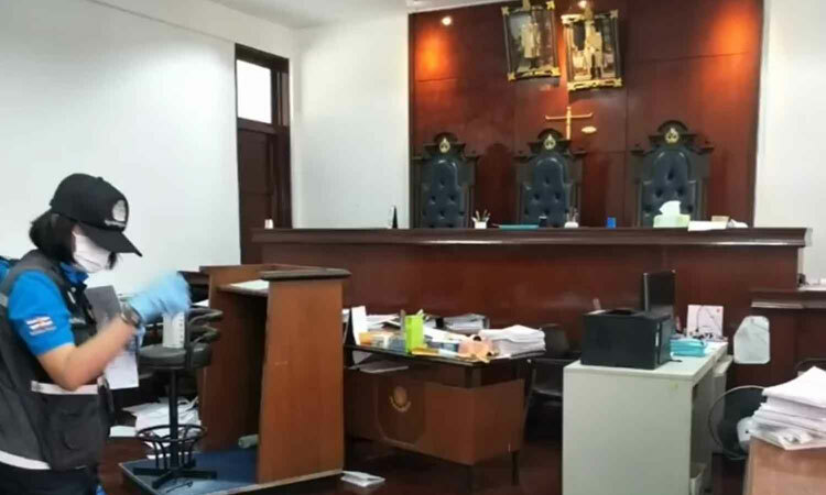 Nhà chức trách khám nghiệm hiện trường vụ nổ súng tại tòa án sáng 12/11. Ảnh: Bangkok Post.