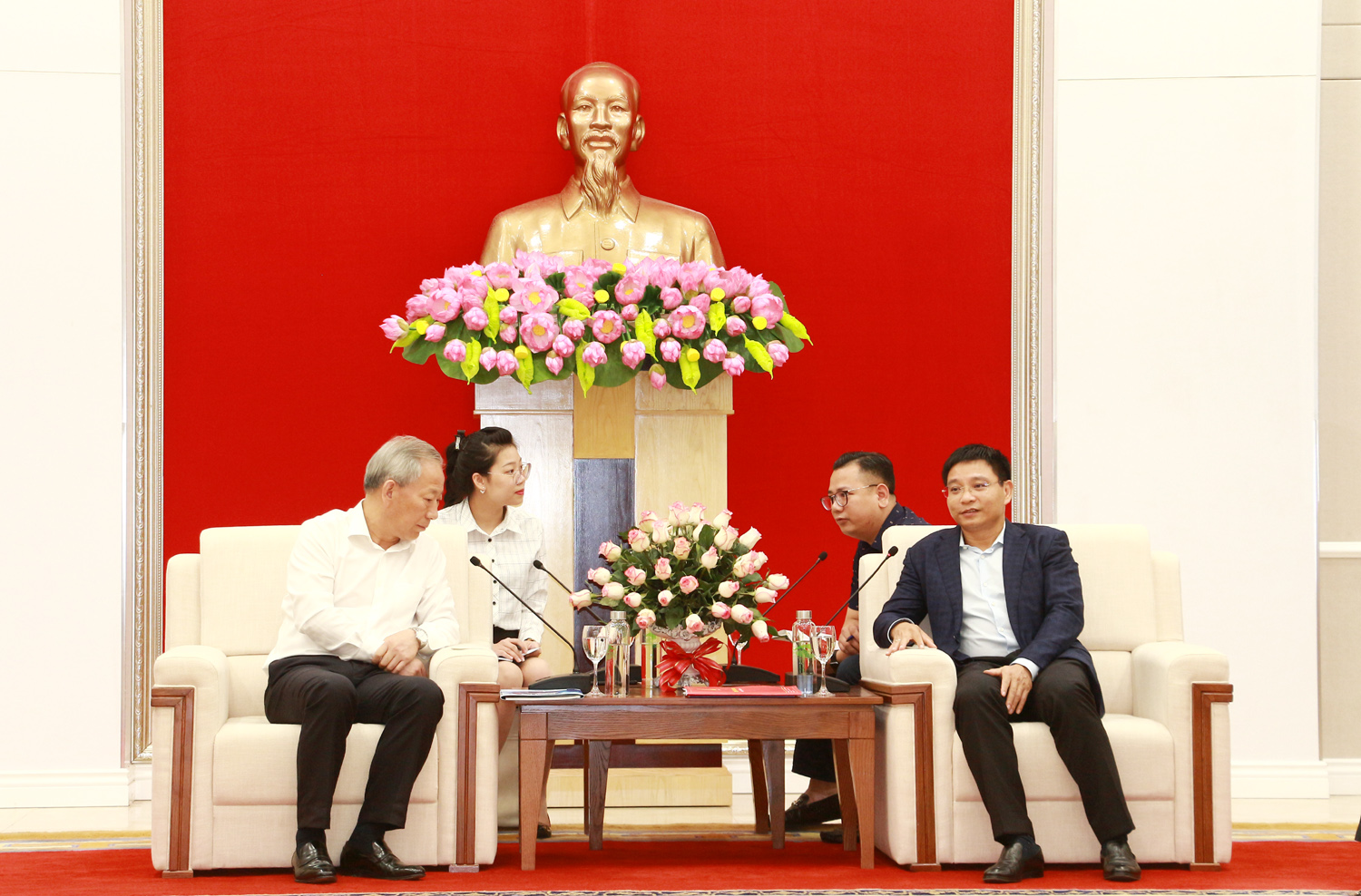 Đồng chí Nguyễn Văn Thắng, Phó Bí thư Tỉnh ủy, Chủ tịch UBND tỉnh, tiếp ông Nghiêm Giới Hòa, người sáng lập Tập đoàn Xây dựng Thái Bình Dương.