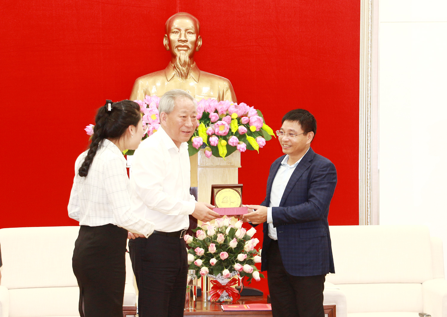 Chủ tịch UBND tỉnh Nguyễn Văn Thắng tặng quà lưu niệm cho nhà đầu tư.