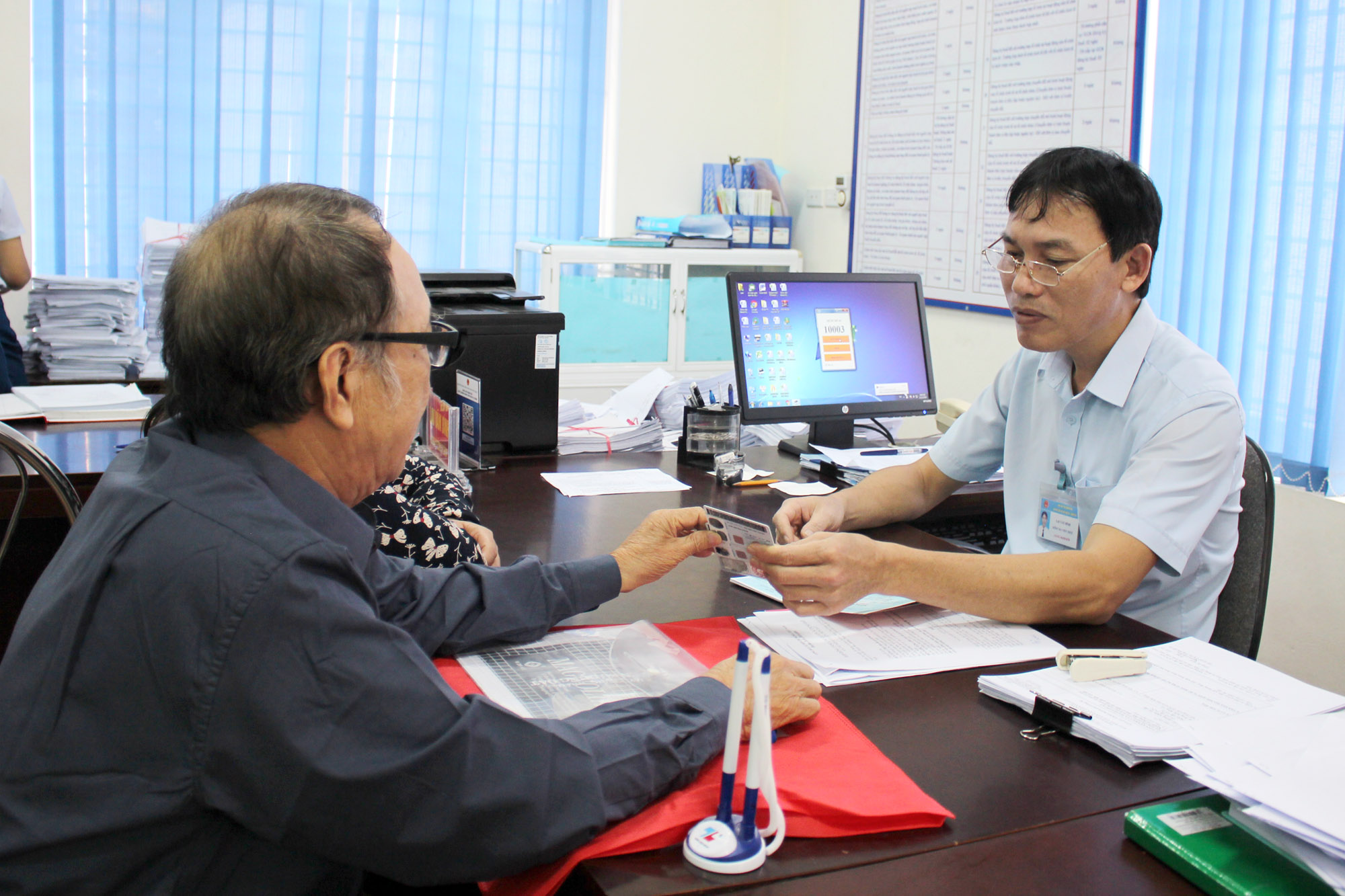 Cán bộ Trung tâm Phục vụ Hành chính công TP Uông Bí giải quyết TTHC cho người dân.