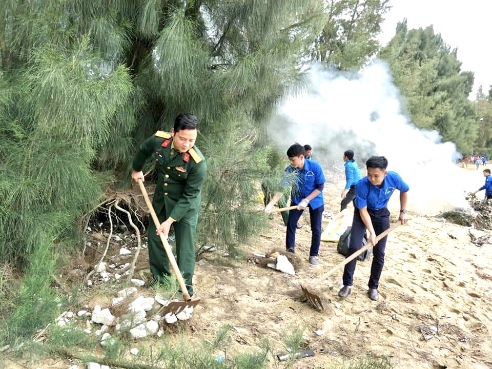 Huyện Đoàn Hải Hà phối hợp với Đồn Biên phòng xã Quảng Đức tổ chức dọn dẹp vệ sinh bãi biển.