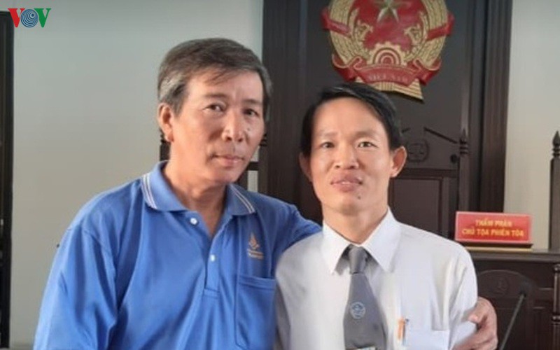 Ông Huỳnh Lê Dũng (trái) và luật sư của Trung tâm Tư vấn pháp luật Công đoàn (Liên đoàn Lao động tỉnh Đồng Nai) tại phiên tòa.