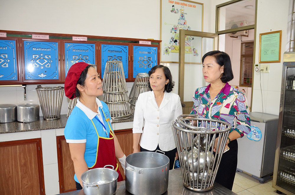 Đồng chí Trần Thị Thu Hoài, Trưởng Ban VH-XH, HĐND tỉnh kiểm tra khu vực bếp ăn tại Trường Mầm non Cẩm Sơn 2, TP Cẩm Phả.