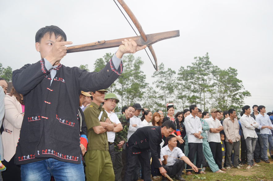 Thi bắn nỏ tại Khu Bảo tồn Văn hóa người Dao Thanh Y xã Bằng Cả, huyện Hoành Bồ.