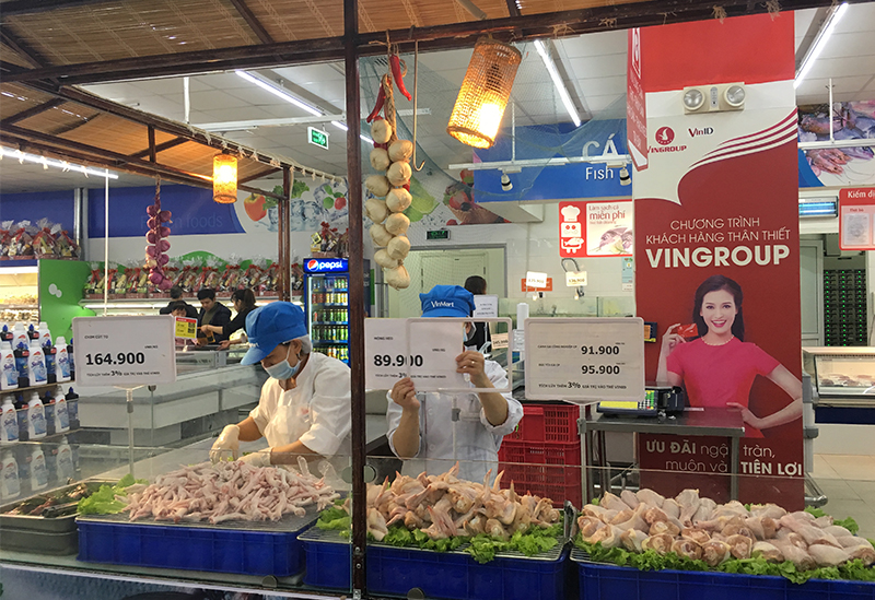 Nhân viên siêu thị Vinmart Hạ Long được trang bị đầy đủ bảo hộ.