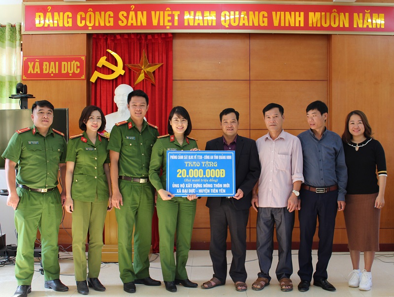 CBCS Phòng PC06 trao tặng 20 triệu đồng do CBCS quyên góp tặng xã Đại Dực (huyện Tiên Yên) để xây dựng NTM (tháng 11/2019).