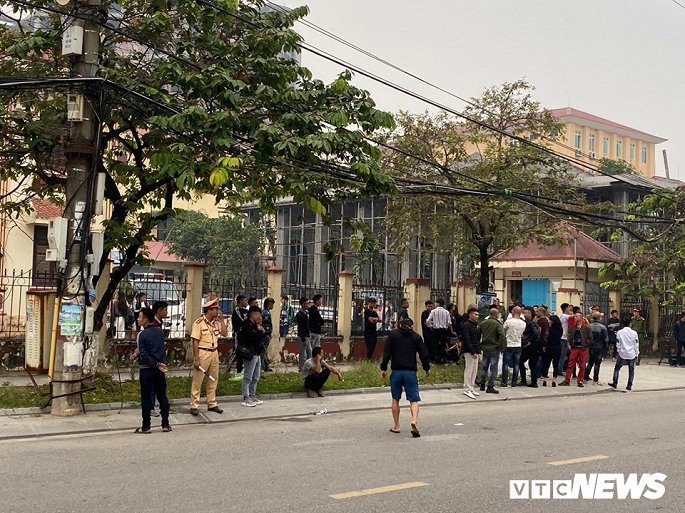 Từ sáng sớm, rất đông người dân có mặt trước cổng TAND thị xã Từ Sơn để theo dõi phiên tòa.