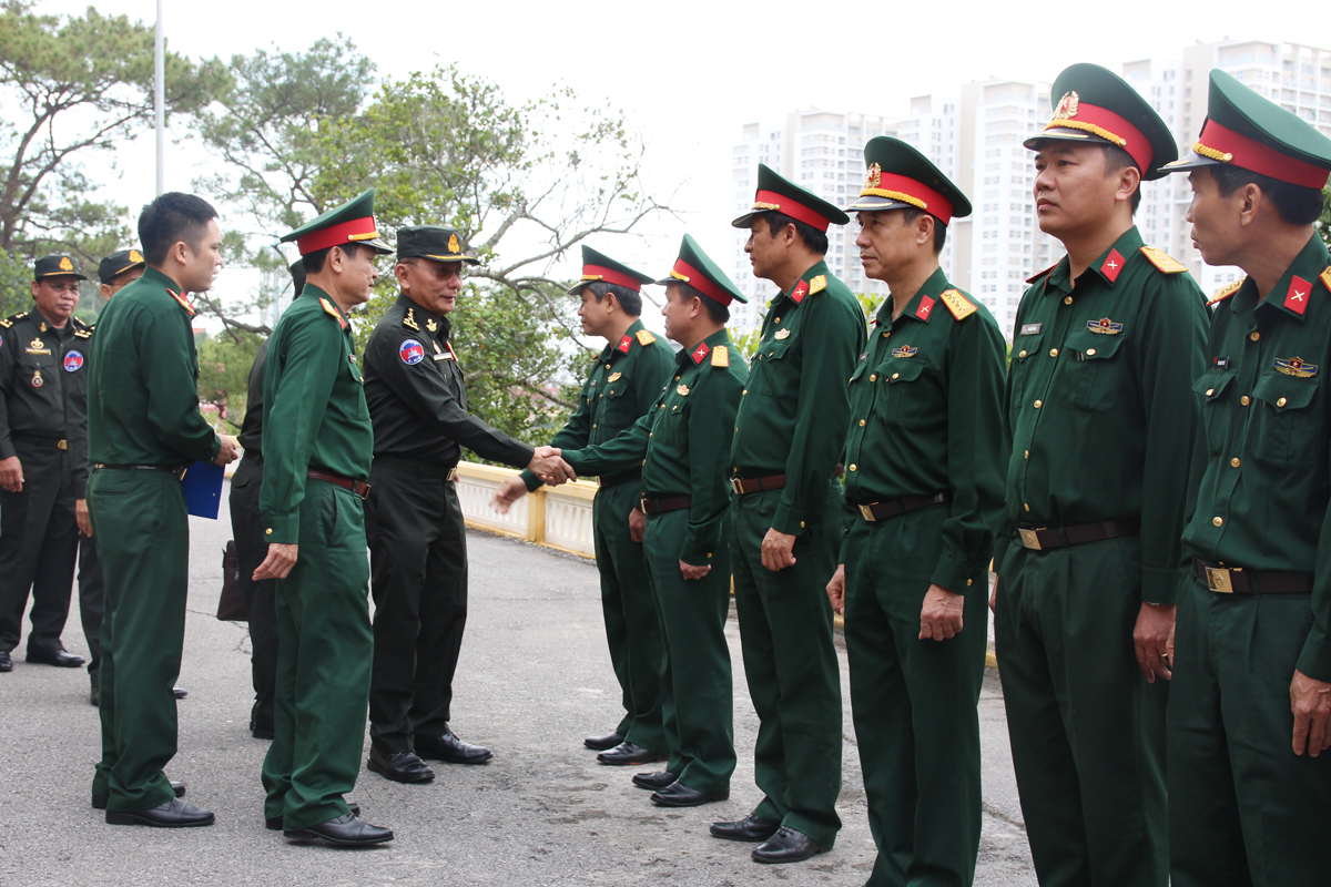 Đoàn nghiên cứu Bộ Tổng Tư lệnh Quân đội Hoàng gia Camphuchia trao đổi tại Bộ CHQS tỉnh Quảng Ninh.