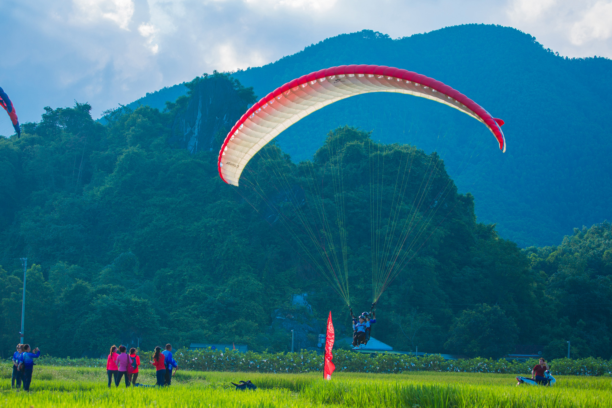 Trải nghiệm bay dù lượn tại xã Sơn Dương, huyện Hoành Bồ. Ảnh chụp tháng 9/2019