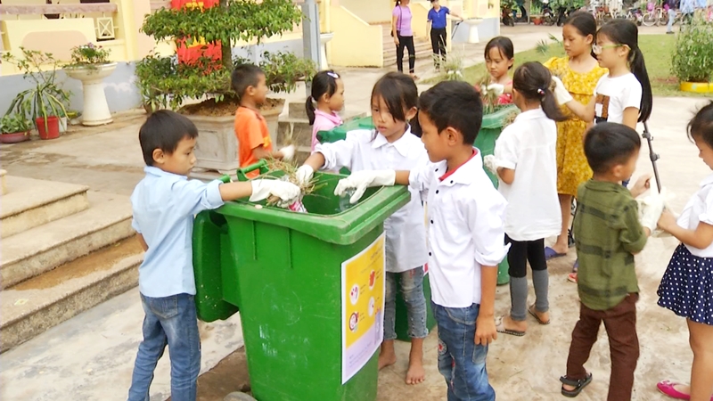 Các em học sinh thực hành phân loại rác