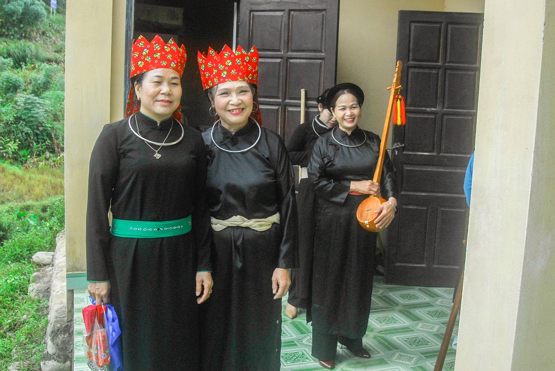 Người dân thôn Cửa Khẩu (xã Hoành Mô, huyện Bình Liêu) tham gia ngày hội Đại đoàn kết toàn dân tộc tại khu dân cư.