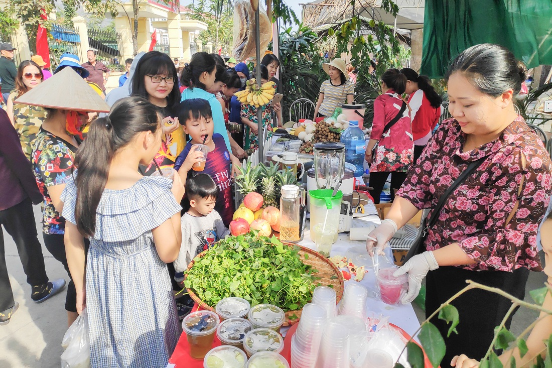 Phường Cẩm Đông (TP Cẩm Phả) tổ chức ngày hội Đại đoàn kết dân tộc năm 2019 theo hình thức liên khu dân cư, có phần hội là chấm điểm các gian hàng hội chợ.