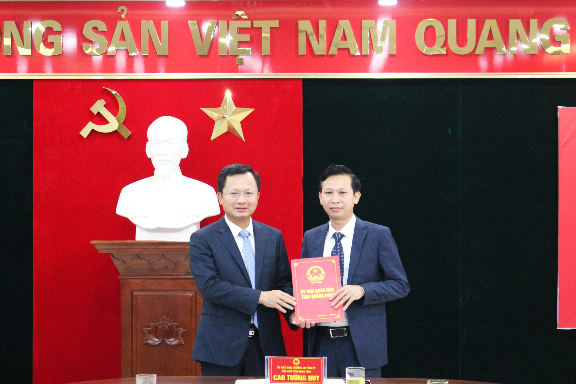 Đồng chí Cao Tường Huy, Phó Chủ tịch UBND tỉnh trao quyết định bổ nhiệm cho đồng chí Duyên Thanh Thìn