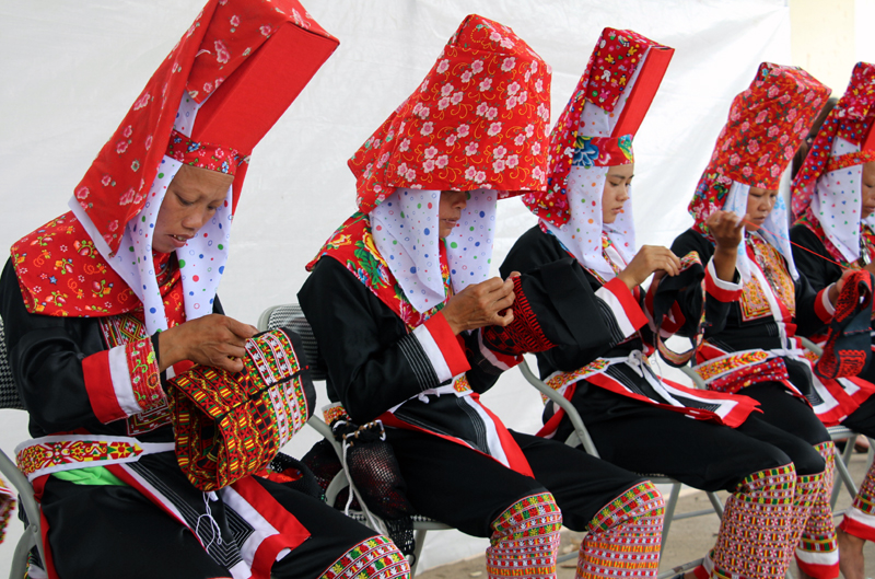 Các cô gái dân tộc Dao thể hiện tài thêu thùa tại ngày hội kiêng gió xã Đồng Văn năm 2018.