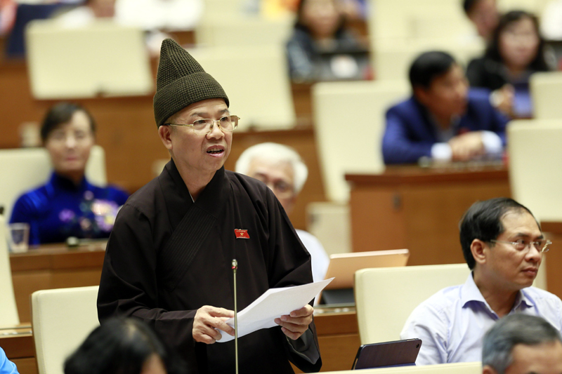 Thượng toạ Thích Thanh Quyết, Phó Chủ tịch Hội đồng trị sự Trung ương Giáo hội Phật giáo Việt Nam, ĐBQH tỉnh Quảng Ninh phát biểu tại hội nghị