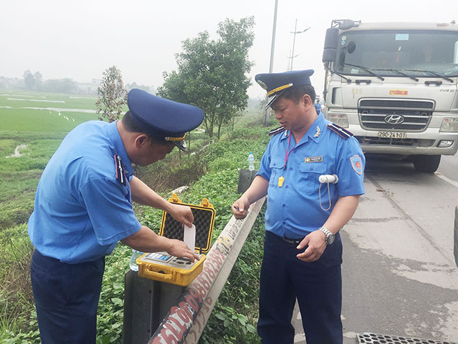 Lực lượng thanh tra Tổng cục Đường bộ Việt Nam kiểm tra xử lý xe chở quá tải.
