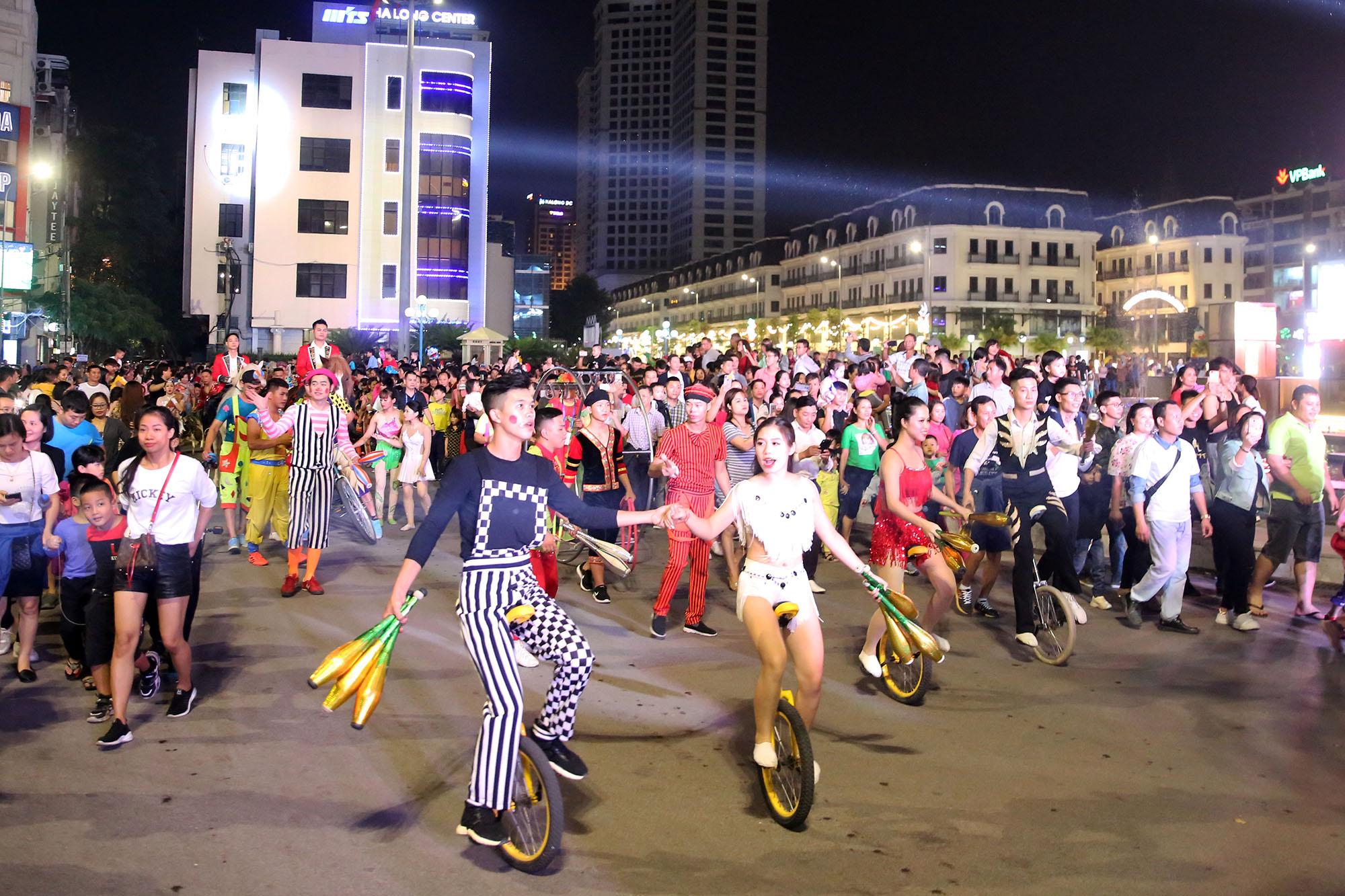 Người dân TP Hạ Long và du khách tham dự chương trình diễu hành nghệ thuật xiếc đường phốLiên hoan Xiếc quốc tế - Hạ Long 2019
