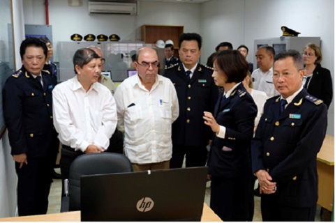 Đoàn thăm thực tế tại dây chuyền hoạt động tại Chi cục Hải quan cảng Cái Lân. 
