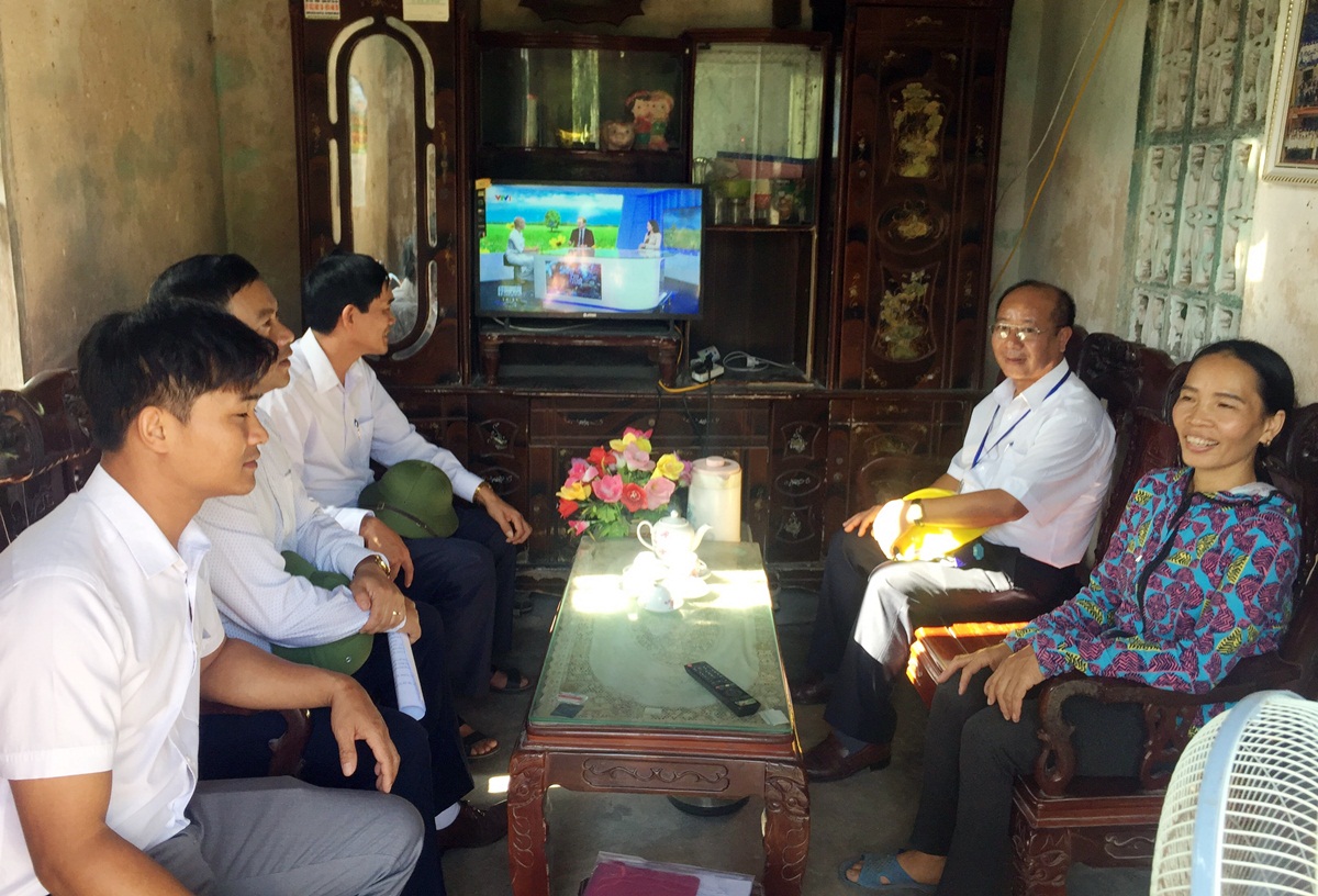 Đoàn giám sát HĐND TX Quảng Yên khảo sát tại nhà chị Nguyễn Thị Dung, xã Liên Vị về lưới điện nông thôn năm 2019. 