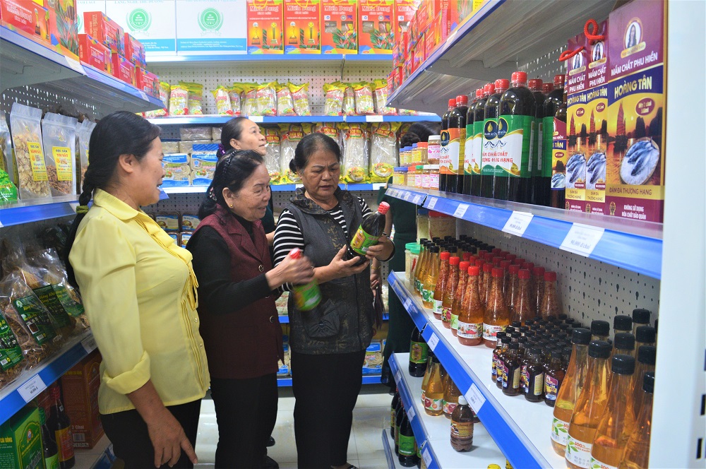 Người dân đến mua sắm hàng hóa tại cửa hàng của HTX Tiêu thụ nông sản đồng bào dân tộc.