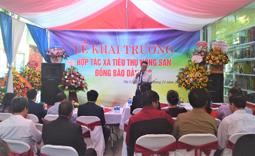 Giám đốc HTX Tiêu thụ nông sản đồng bào dân tộc  phát biểu tại lễ khai trương cửa hàng. 