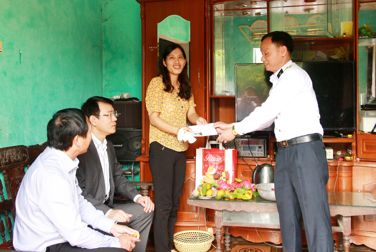 Lãnh đạo Bộ Tư lệnh Vùng 1 Hải Quân và Cảng vụ Vạn Hoa đến thăm hỏi, động viên gia đình chị Nguyễn Thị Thúy.
