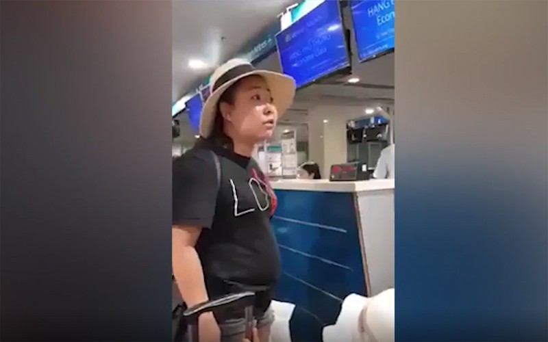 Hình ảnh bà Hiền chửi bới nhân viên hàng không tại sân bay Tân Sơn Nhất. Ảnh cắt từ clip