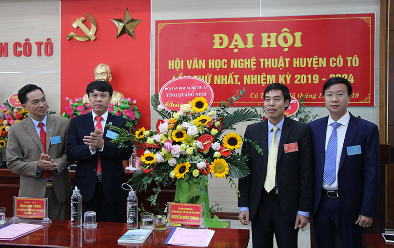 Lãnh đạo Hội VHNT Quảng Ninh tặng hoa chúc mừng đại hội.