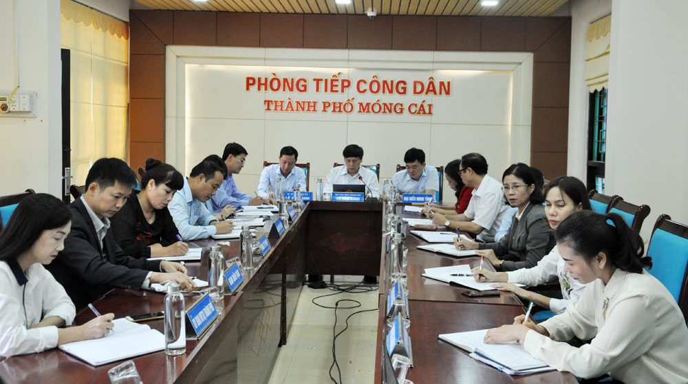 Đồng chí Ngô Hoàng Ngân, Phó Bí thư Tỉnh ủy cùng lãnh đạo TP Móng Cái tiếp dân sáng ngày 15/11.