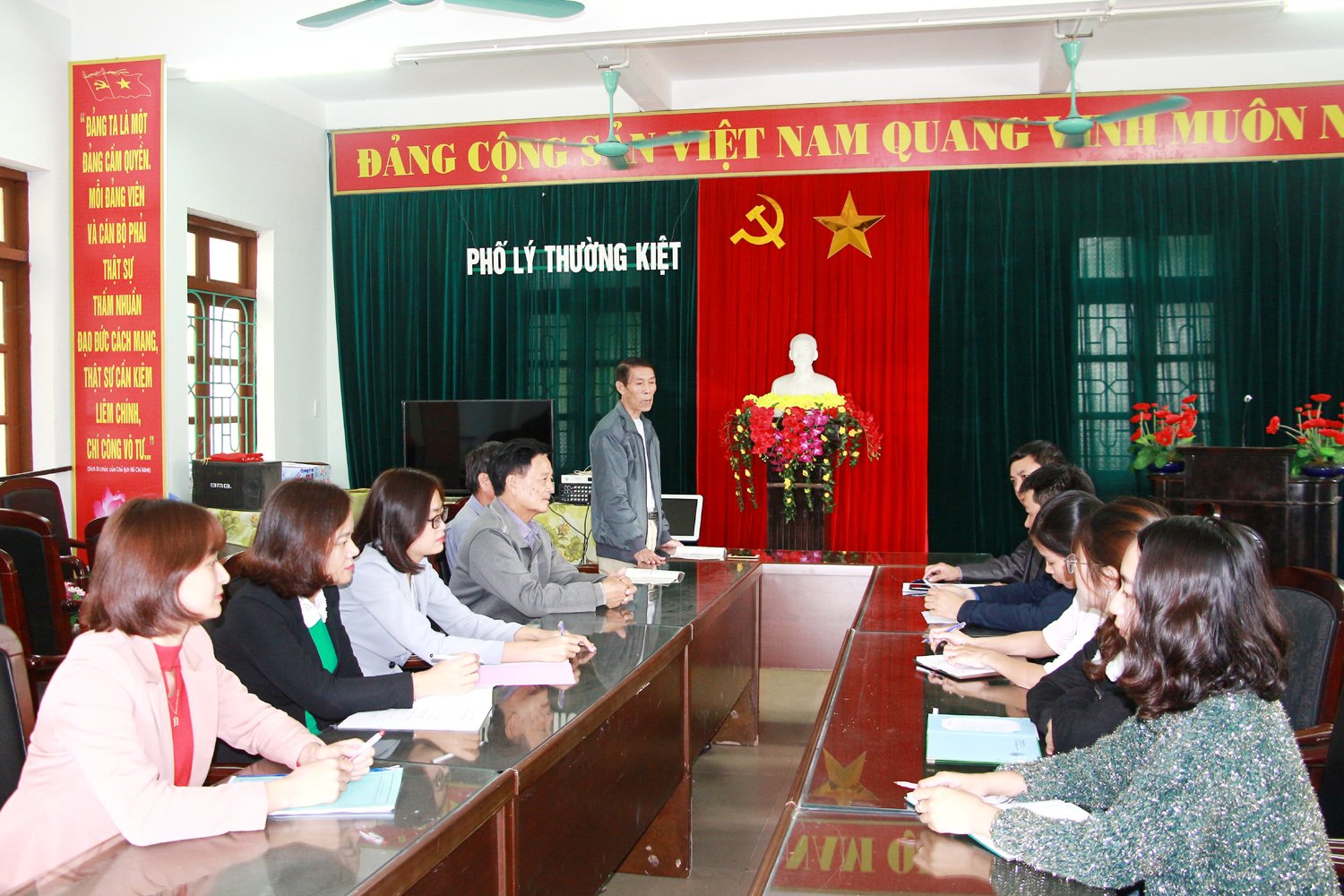 Khu phố Lý Thường Kiện, thị trấn Quảng Hà quán triệt tinh thần chung về công tác bầu cử trưởng thôn, bản, khu phố.