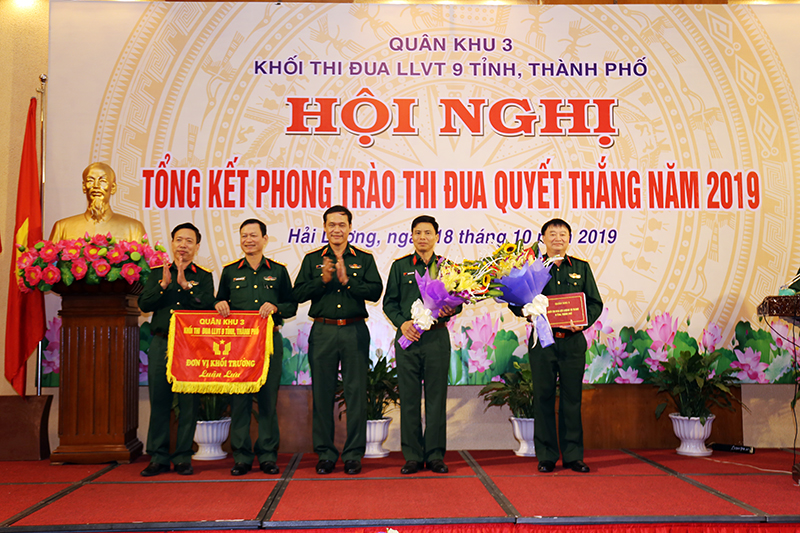 Hội nghị đã bầu chọn LLVT Quảng Ninh là đơn vị dẫn đầu Phong trào Thi đua Quyết thắng khối thi đua 9 tỉnh, thành phố năm 2019. Ảnh: Phạm Hà (Bộ CHQS tỉnh)