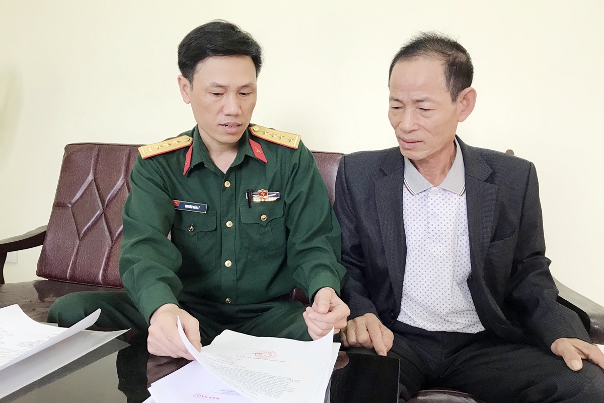 Đại úy Nguyễn Văn Lý hướng dẫn, giúp đối tượng chính sách hoàn thiện hồ sơ, giải quyết hế độ chính sách. 