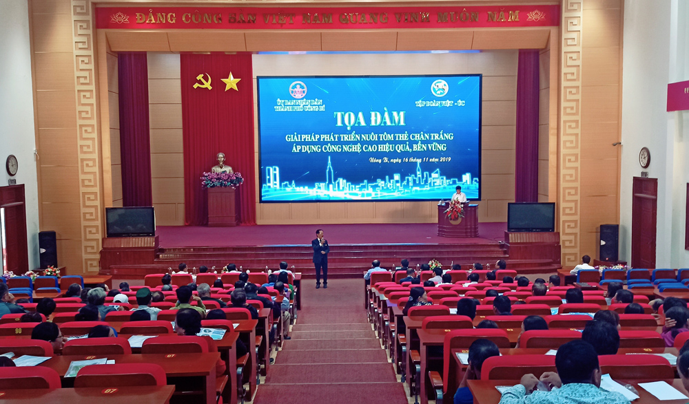 đại diện Tập đoàn Việt - Úc giới thiệu về một số mô hình nuôi tôm áp dụng công nghệ cao tại chương trình toạ đàm