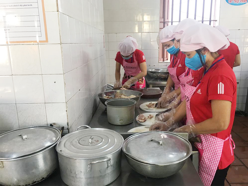 Nhân viên trường Mầm non Hoa Sen, phường Cẩm Thành sơ chế thực phẩm.