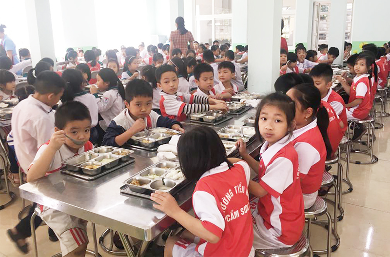Bữa ăn của học sinh trường Tiểu học Cẩm Sơn.