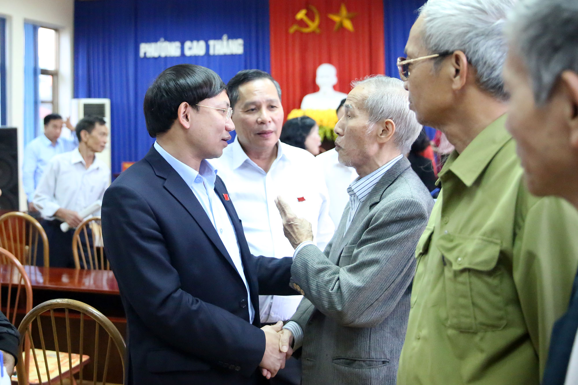 Đồng chí Nguyễn Xuân Ký, Bí thư Tỉnh ủy, Chủ tịch HĐND tỉnh trò chuyện với cử tri 2 phường Cao Thắng và Hà Lầm.