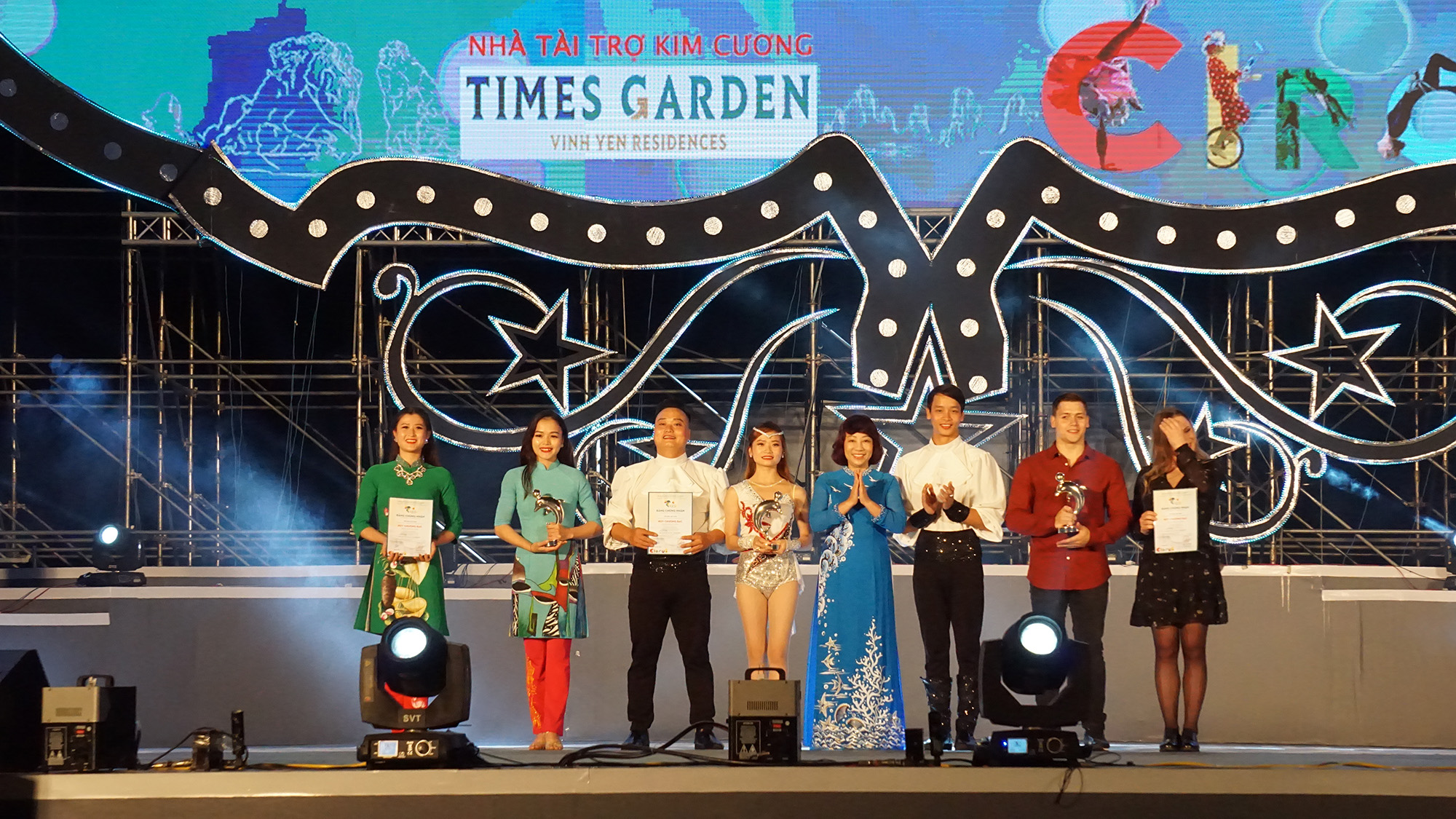 đồng chí Vũ Thị Thu Thủy, Phó Chủ tịch UBND tỉnh cho 2 tiết mục Xiếc xuất sắc tại Đếm Gala bế mạc Liên hoan Xiếc Thế giới – Hạ Long 2019.