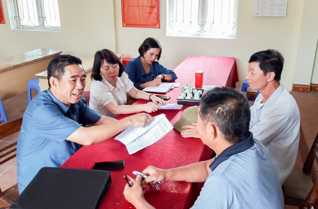 Cán bộ Ủy ban MTTQ tỉnh và TP Móng Cái khảo sát ý kiến hài lòng của người dân các xã của TP Móng Cái về kết quả xây dựng nông thôn mới tại địa phương, tháng 5/2019,