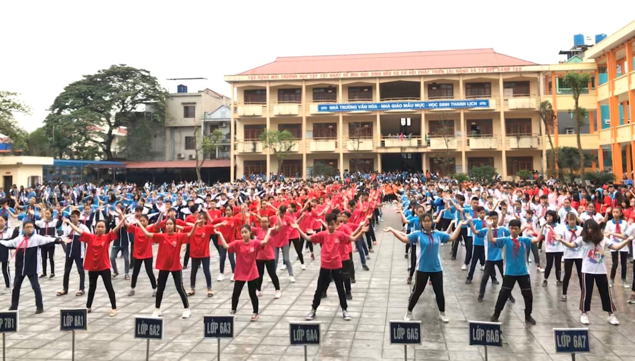 Học sinh Trường THCS Mạo Khê II (TX Đông Triều) hoạt động thể dục giữa giờ.