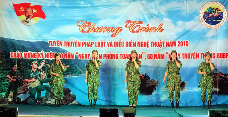 Hội viên phụ nữ BĐBP tỉnh trong Đội Tuyên truyền Văn hóa biểu diễn văn nghệ phục vụ kỷ niệm 60 năm, Ngày truyền thống BĐBP Việt Nam do Bộ Chỉ huy BĐBP tỉnh tổ chức cuối tháng 2/2019