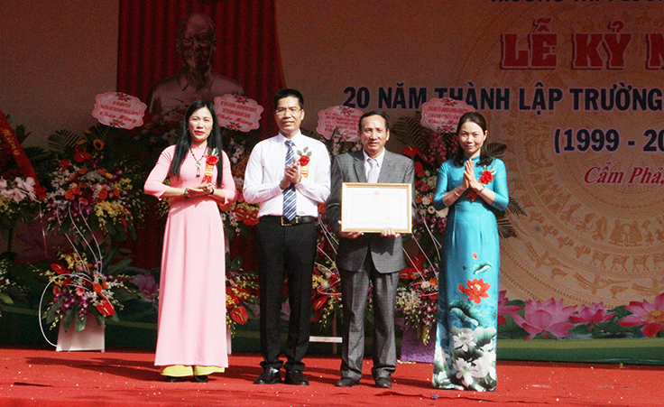 Thừa ủy quyền của Bộ trường Bộ Giáo dục và Đào tạo, lãnh đạo Sở Giáo dục và Đào tạo Quảng Ninh trao bằng khen cho tập thể Trường THPT Lương Thế Vinh.