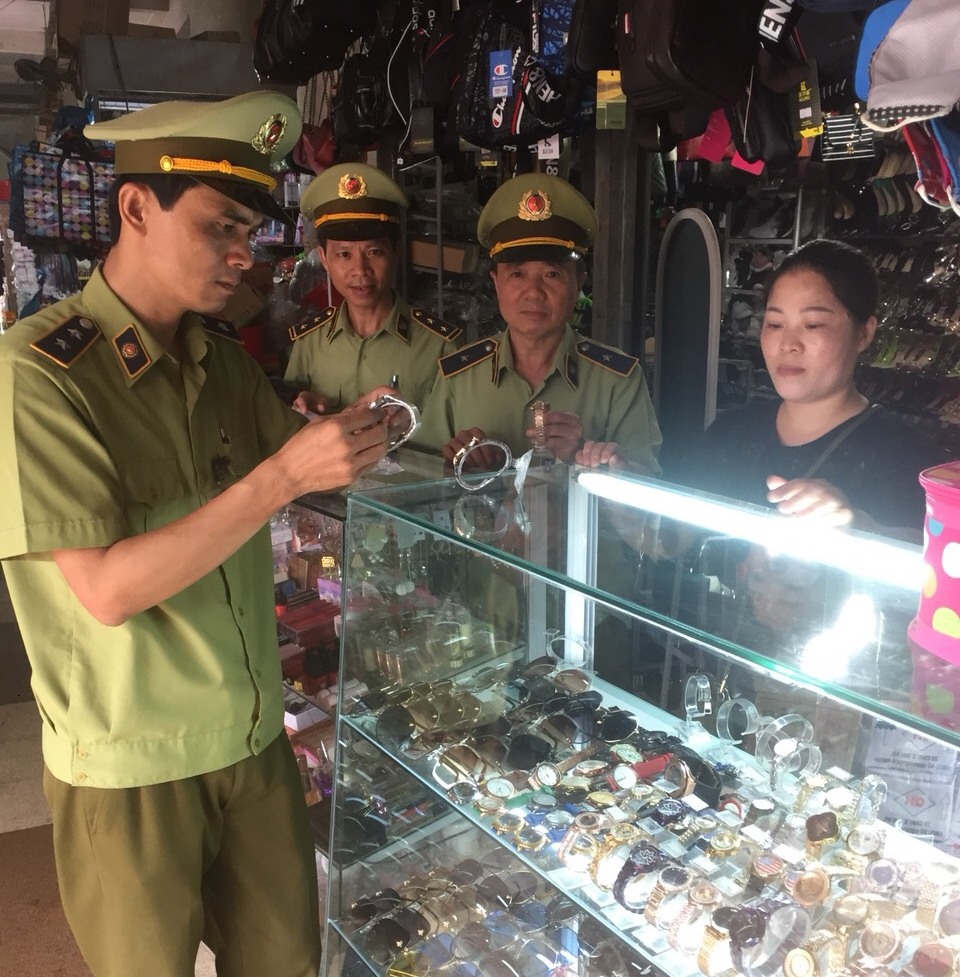Đội QLTT số 8 kiểm tra chuyên đề đồng hồ giả, nhái nhãn mác tại thị trấn Tiên Yên (tháng 7/2019).
