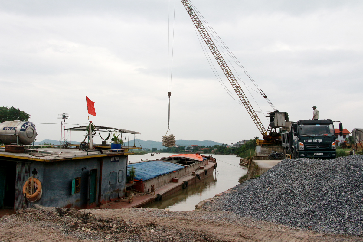 Bến tập kết vật liệu xây dựng tại cầu Cầm (TX Đông Triều).