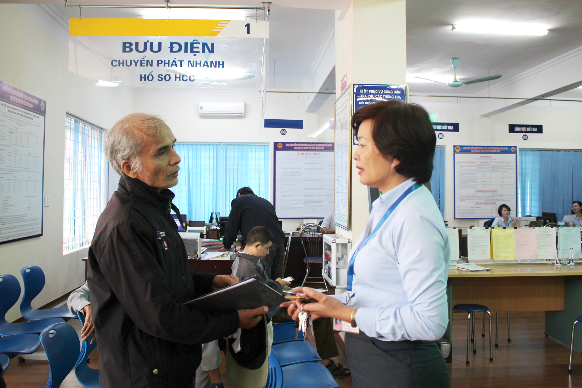 Lãnh đạo Trung tâm Phục vụ Hành chính công TP Uông Bí trao đổi với người dân đến giải quyết TTHC tại Trung tâm, ngày 12/11/2019