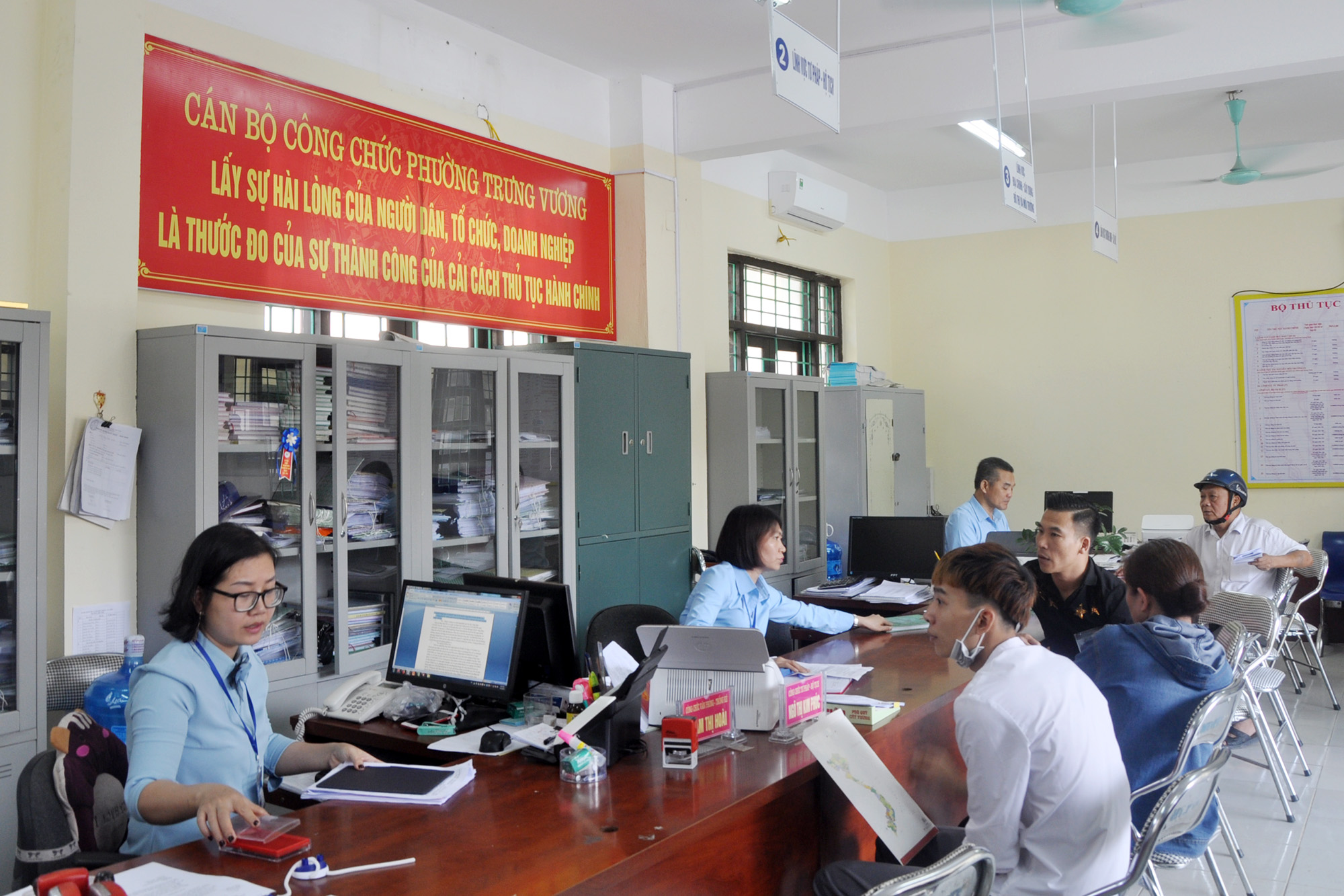 Cán bộ Bộ phận Tiếp nhận và Trả kết quả hiện đại phường Trưng Vương giải quyết TTHC cho người dân, ngày 25/4/2019.