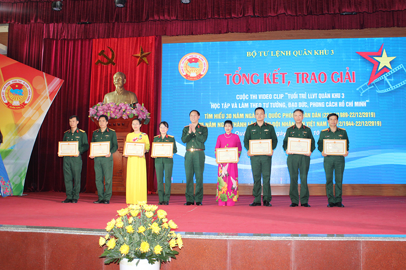 Tác giả Ngô Tố Uyên, giáo viên trường THPT Minh Hà, thị xã Quảng Yên (thứ 3 bên trái nhận giải A cá nhân do Bộ Tư lệnh Quân khu 3 trao).