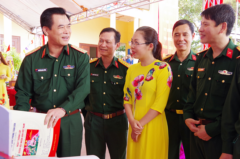 Thủ trưởng Bộ Tư lênh Quân khu 3, Bộ CHQS tỉnh tham quan khu trưng bày tác phẩm của cô giáo trẻ Ngô Tố Uyên